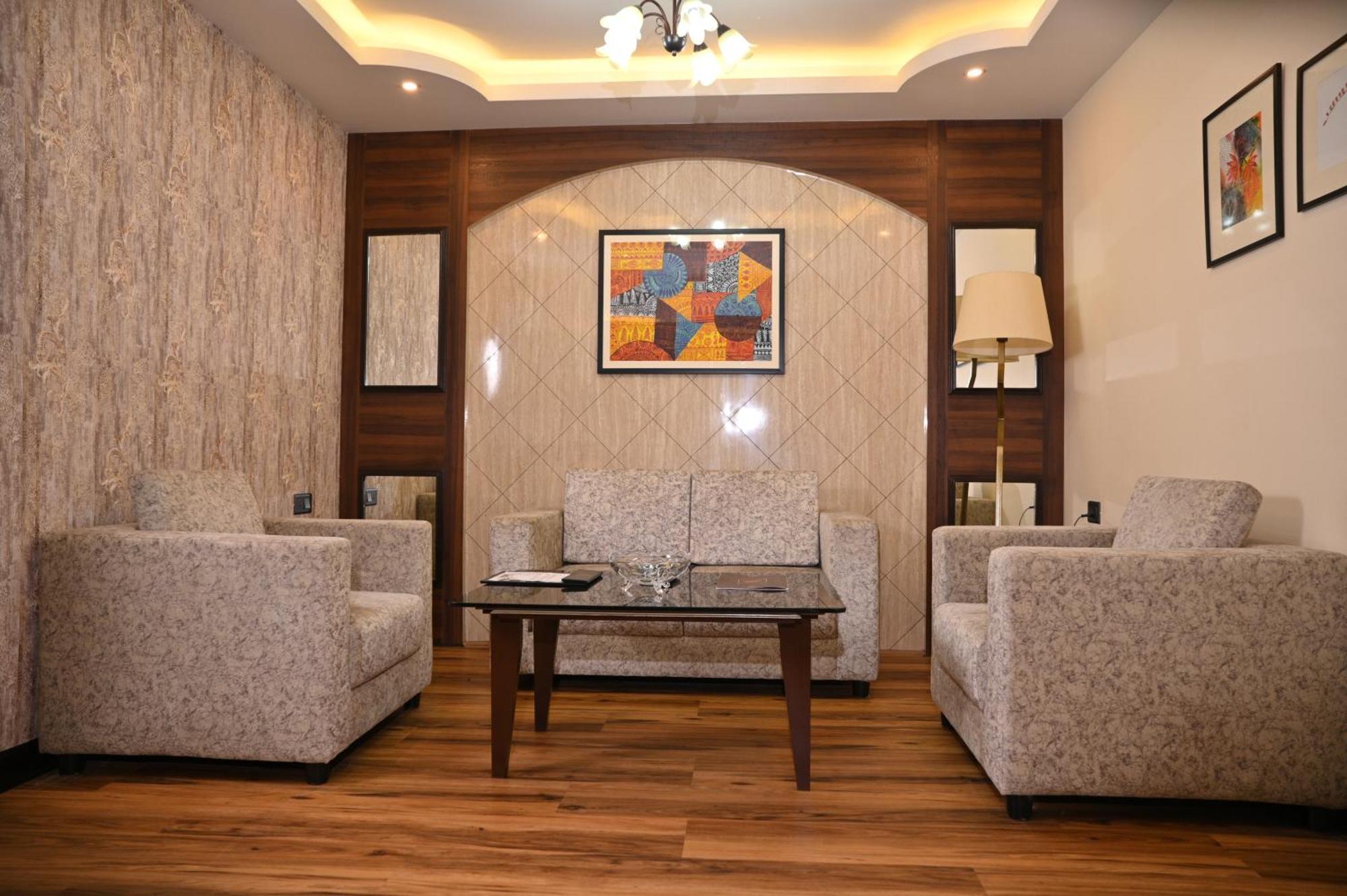 Hotel Golden Retreat Baharampur Exteriér fotografie
